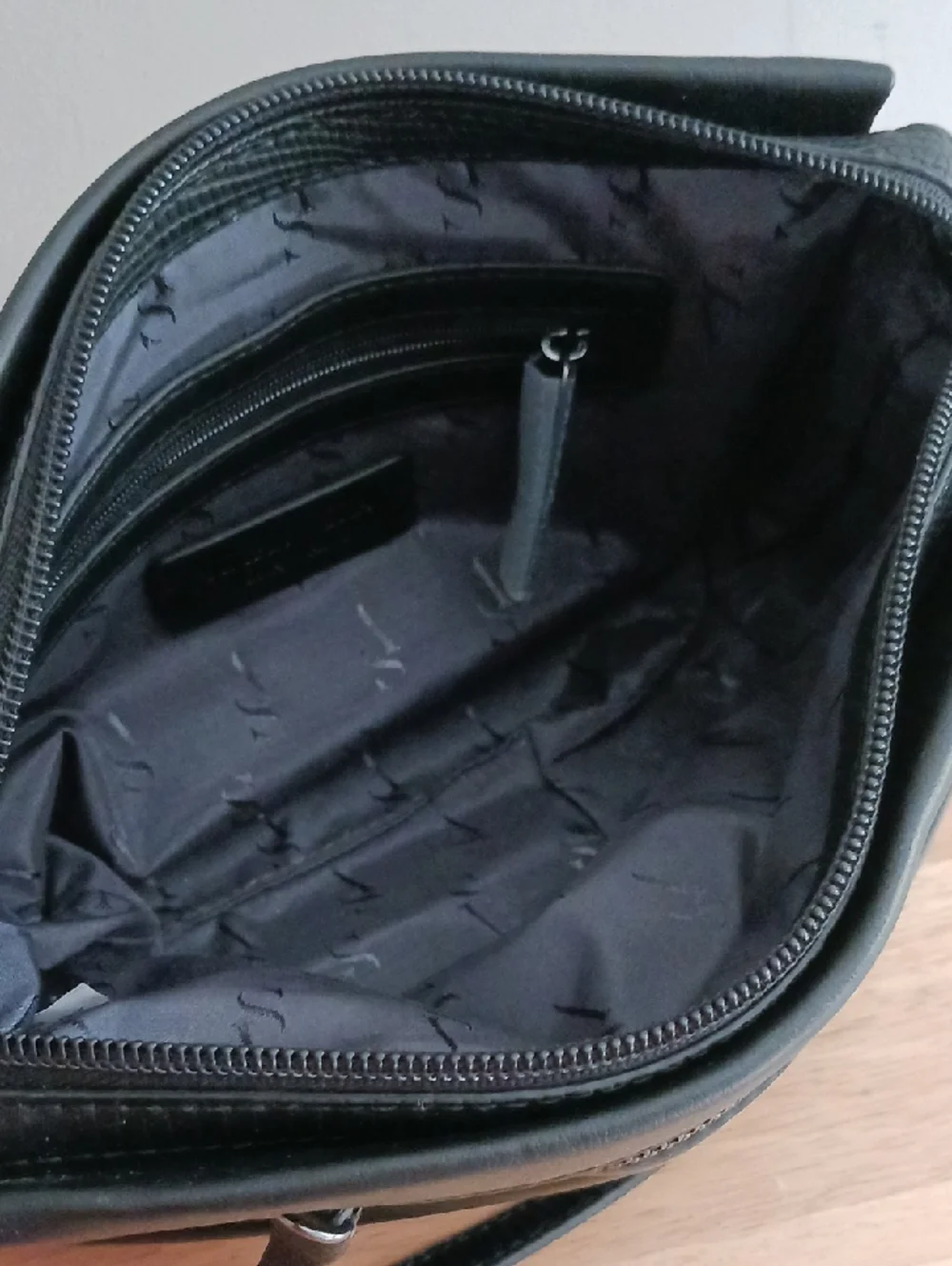 Simply Vera Black Sintra Crossbody Bag